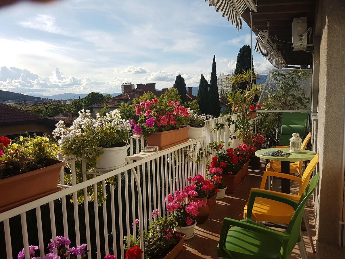 Apartment Balcony Split Exterior photo